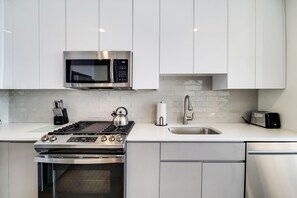 Fridge, microwave, stovetop, dishwasher