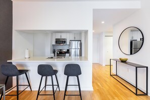 Fridge, microwave, stovetop, dishwasher - Luxury Jersey City One Bedroom Near Manhattan (Jersey City)