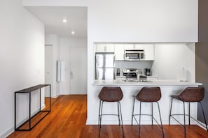 Fridge, microwave, stovetop, dishwasher