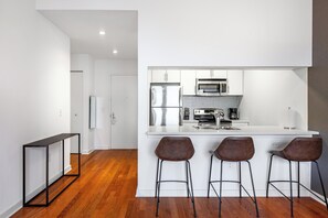 Refrigerador, microondas, placa de cocina, lavavajillas