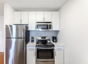 Kühlschrank, Mikrowelle, Herdplatte, Geschirrspüler