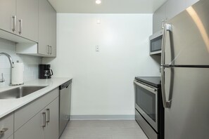 Réfrigérateur, micro-ondes, four, plaque de cuisson