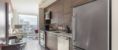 Réfrigérateur, micro-ondes, four, plaque de cuisson