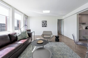 TV - Spacious and Modern One Bedroom, Back Bay (Boston)