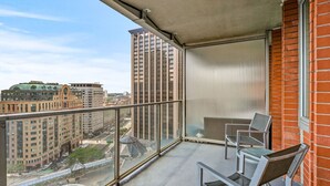A balcony with a view of a cityscape, including high-rise buildings and a bridge. - Spacious Apartment in Luxury Back Bay Building (Boston)