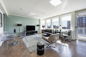 TV - Spacious Apartment in Luxury Back Bay Building (Boston)