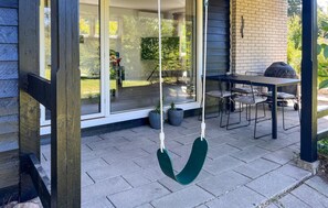 Outdoor dining - Stunning home in Eskebjerg with WiFi (Eskebjerg)