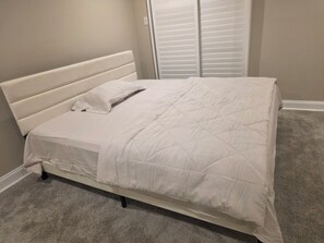 5 bedrooms, iron/ironing board, WiFi, bed sheets