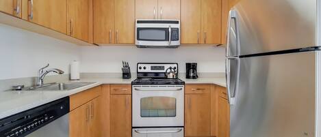 Refrigerador, microondas, horno y parrilla de estufa