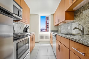 Køleskab, mikrobølgeovn, kogeplade, opvaskemaskine