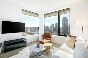 TV - Incredible One-Bedroom in Greenpoint (Brooklyn)