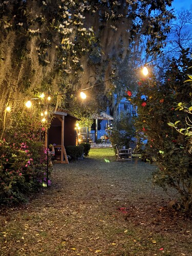 Artist Hideaway ~ Unique and Artistically designed studio  on 1 acre