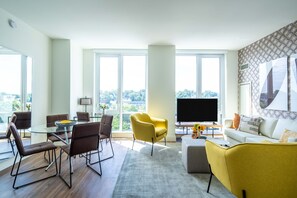 TV - Spacious Two Bedroom with On-Site Amenities (White Plains)