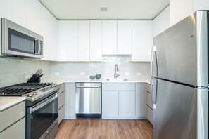 Fridge, microwave, oven, stovetop - Spacious Two Bedroom with On-Site Amenities (White Plains)