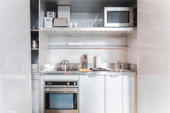 Refrigerador, microondas, horno y parrilla de estufa 