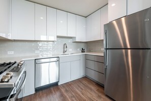 Fridge, microwave, stovetop, dishwasher - Modern and Spacious Two Bedroom in White Plains (White Plains)