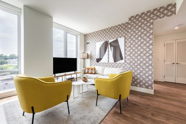 TV - Modern and Spacious Two Bedroom in White Plains (White Plains)