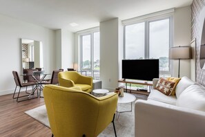 TV - Modern and Spacious Two Bedroom in White Plains (White Plains)