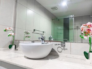 Toallas, jabón, papel de baño 
