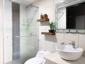Towels, soap, toilet paper - Departamento 2 habitaciones-Bellini 207 (Guayaquil)