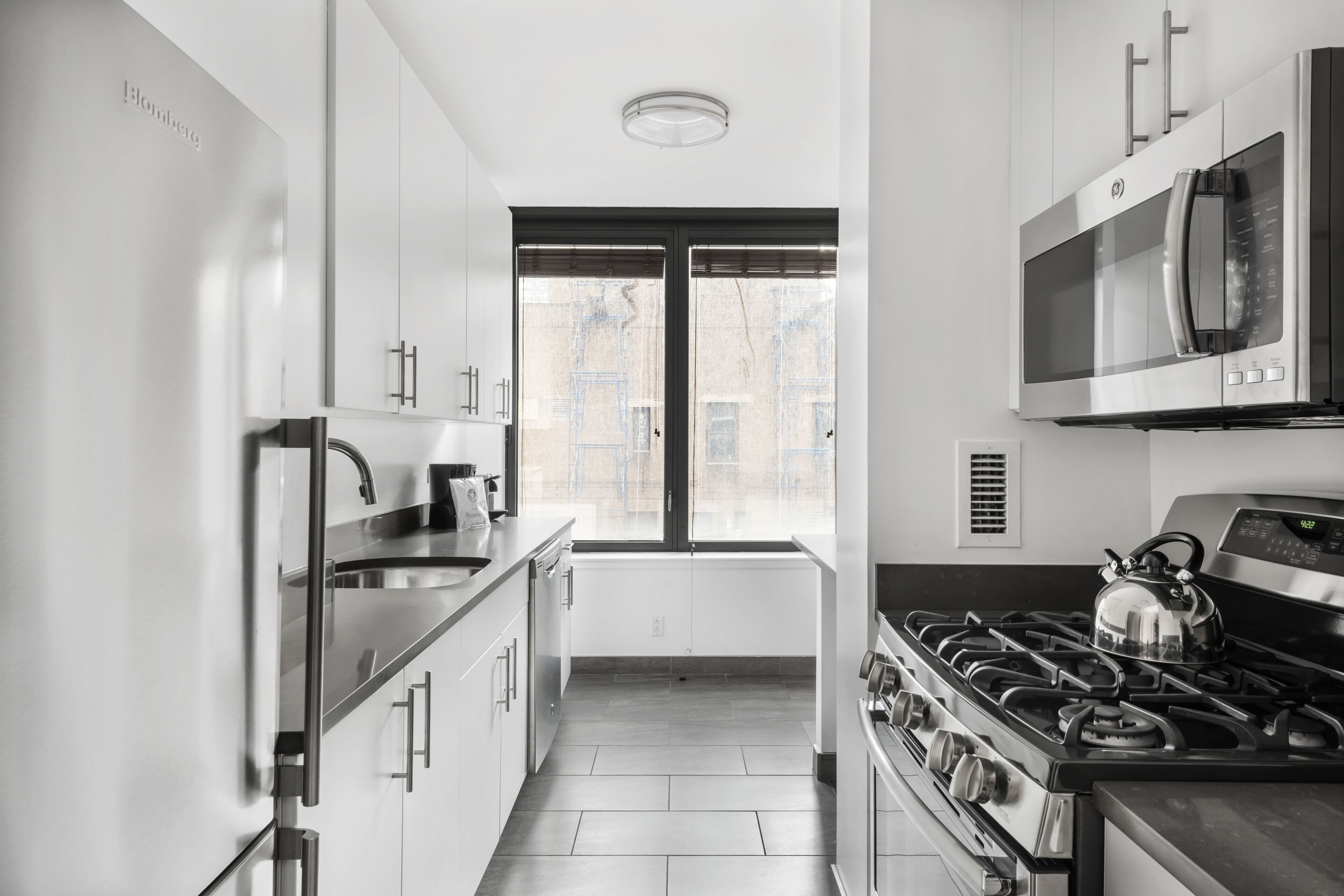 Een koelkast, een magnetron, een kookplaat, een vaatwasser