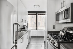 Een koelkast, een magnetron, een kookplaat, een vaatwasser