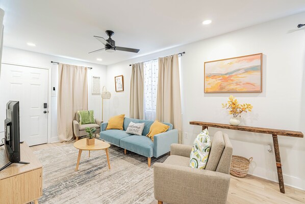 Een smart-tv en boeken