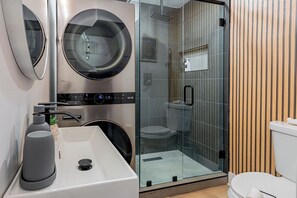 Dusche, Haartrockner, Handtücher, Seife
