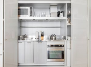 Kjøleskap, mikrobølgeovn, kokeplater og kaffetrakter/tekoker