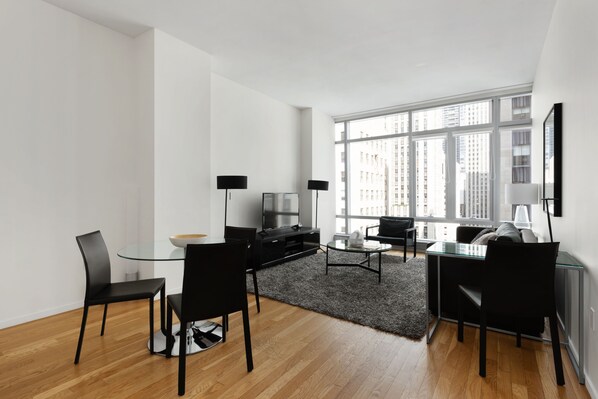 TV - Chic One-Bedroom Apartment in Midtown West (New York)