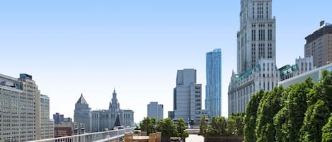 Une terrasse sur le toit, dotée d’un espace extérieur aménagé et offrant une vue panoramique sur la ville.