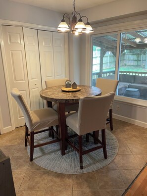 Dining - Cozy on Cory: Charming 3-bedroom house with WiFi, AC in enjoyable Clarksville (Clarksville)