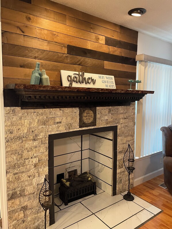 Interior - Cozy on Cory: Charming 3-bedroom house with WiFi, AC in enjoyable Clarksville (Clarksville)