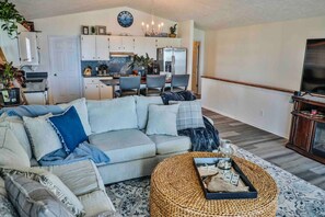 Téléviseur, foyer, table de ping-pong