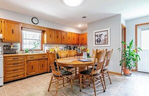 Dining - Charming 3-bedroom house in peaceful Saint Francis, on the Bourbon Trail (Saint Francis)