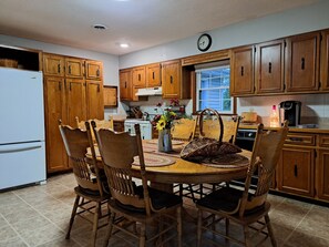 冷蔵庫、電子レンジ、オーブン、コンロ