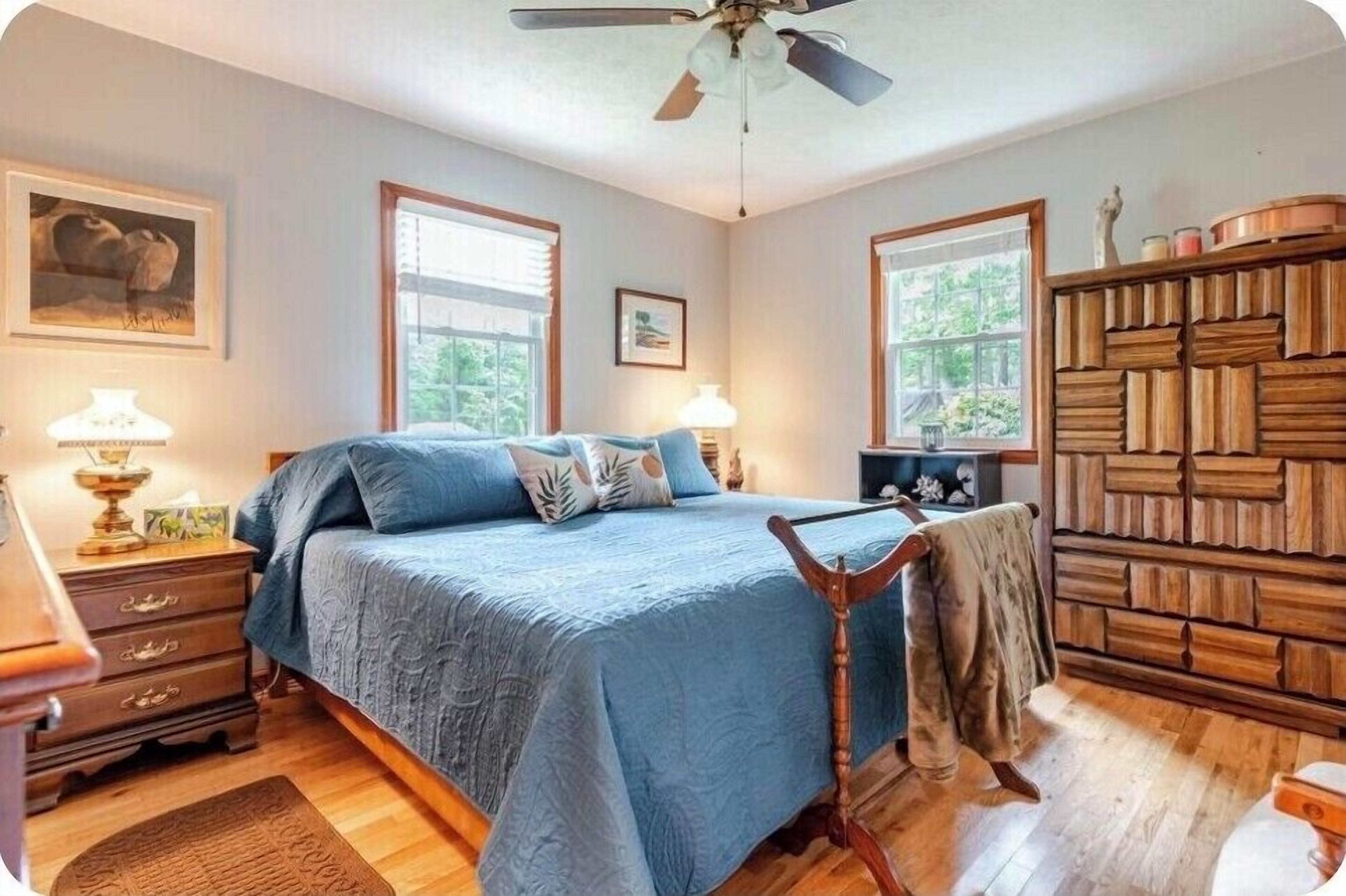 3 habitaciones, tabla de planchar con plancha, wifi y ropa de cama 