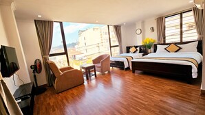 Een hotelkamer met een groot bed, een stoel, een tafeltje en een televisie.