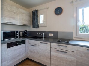 Fridge, dishwasher, cookware/dishes/utensils - Thalassa by Interhome (Houlgate)