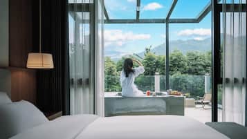 Phòng Suite Superior, ban công, quang cảnh đồi núi | 1 phòng ngủ, màn/rèm cản sáng, bàn ủi/dụng cụ ủi quần áo