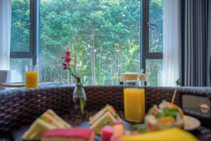 Habitación Premier doble, vistas a la colina | Cortinas opacas, tabla de planchar con plancha, wifi gratis