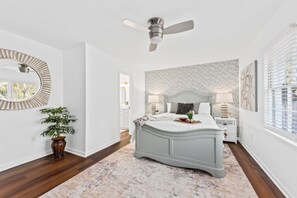 6 habitaciones, escritorio y tabla de planchar con plancha 