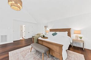 6 Schlafzimmer, Schreibtisch, Bügeleisen/Bügelbrett, Reisekinderbett