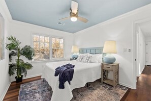 6 bedrooms, desk, iron/ironing board, travel crib