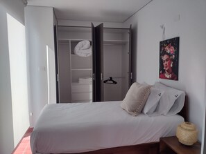 2 bedrooms, iron/ironing board, free WiFi