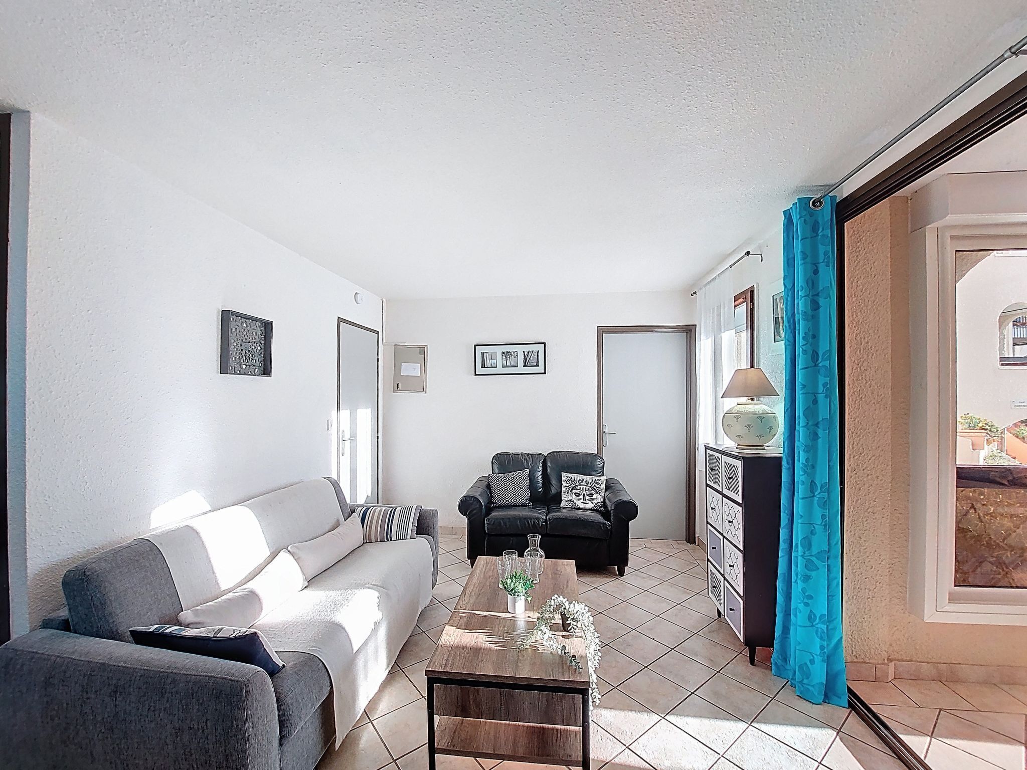 Een woonkamer met een bank, een salontafel en een kast.