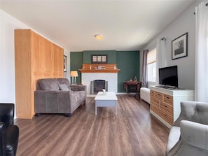 Smart TV - Upper unit with room to bring the whole family. (Rivers)