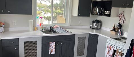 Geladeira, micro-ondas, fogão, cooktop