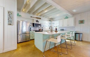 Kjøleskap, mikrobølgeovn, ovn og kokeplater