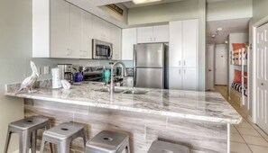 Kjøleskap, mikrobølgeovn, ovn og kokeplater